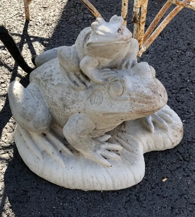 Concrete Frogs Statue 1
