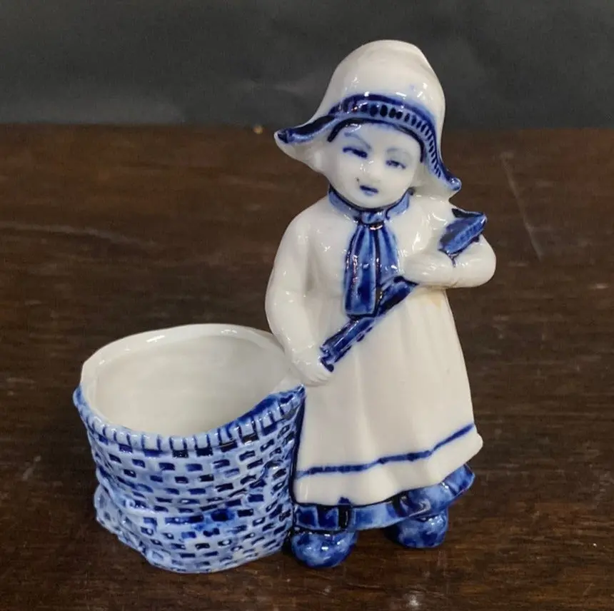 Delft Girl With Basket Figurine 1