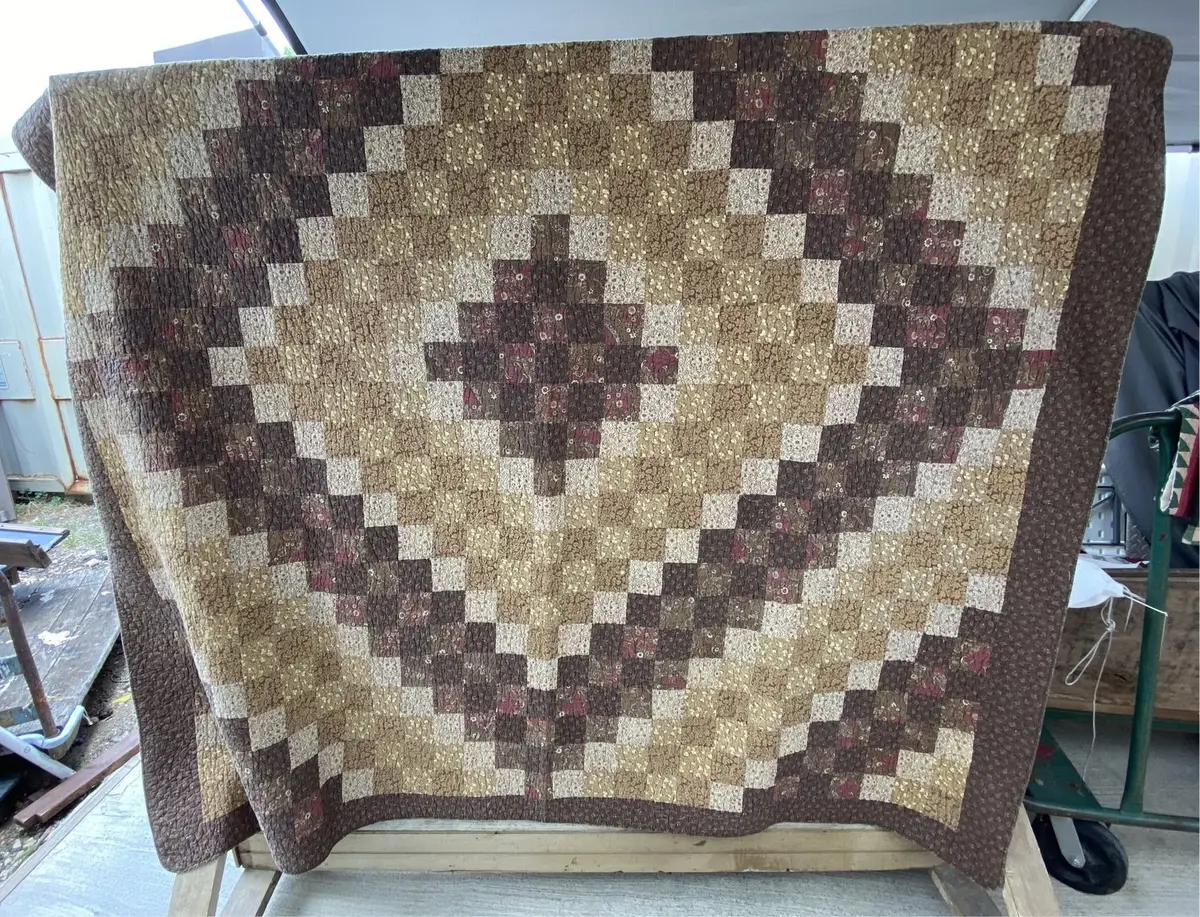 Brown Floral Square Pattern Quilt With 2 Pillow Shams 1