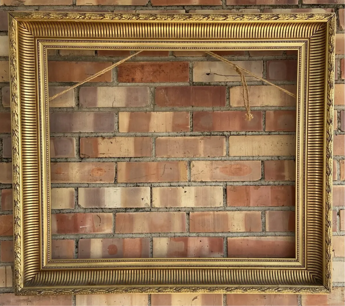 Medium Gold Frame With Laureling 1