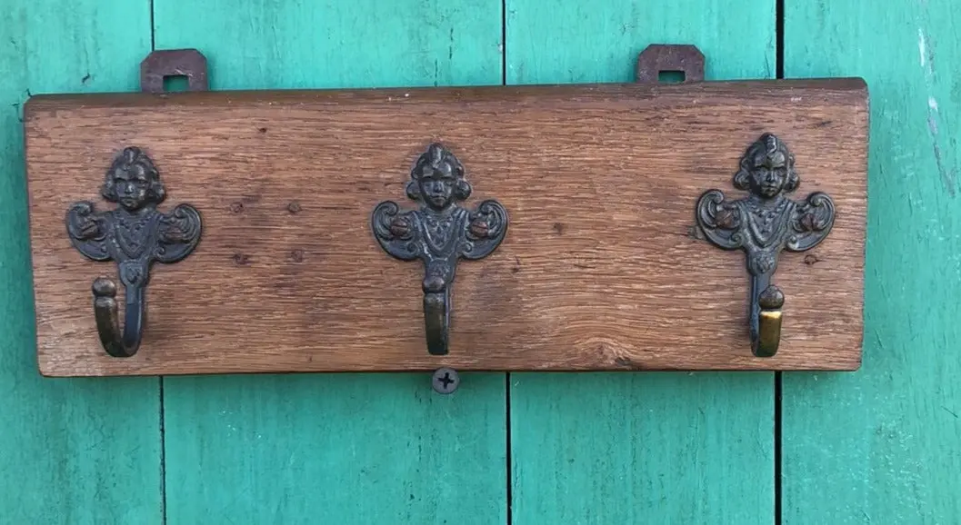 Small Oak Board With 3 Hooks 1