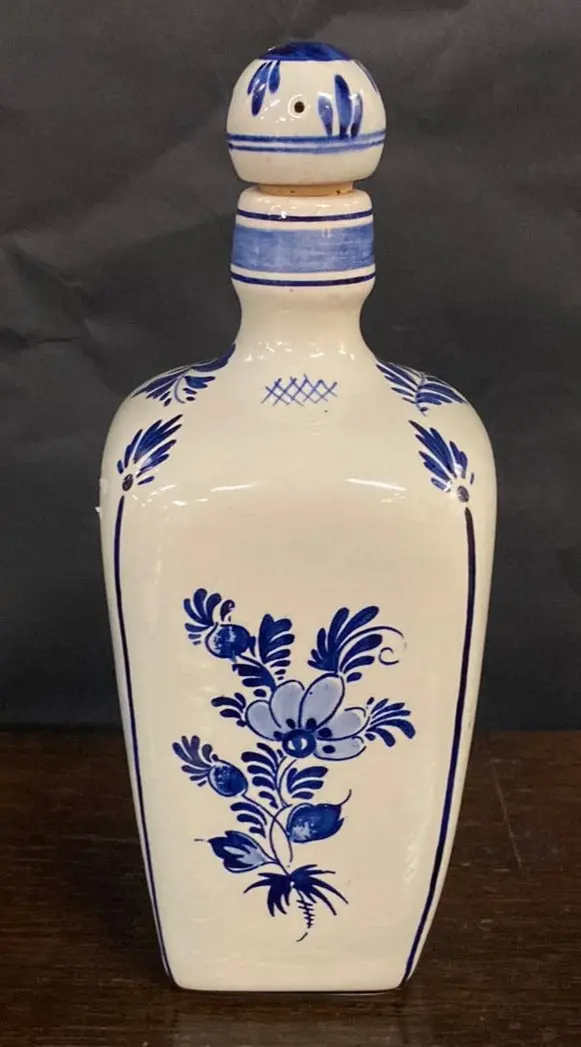 Delft Floral Carafe With Lid 1