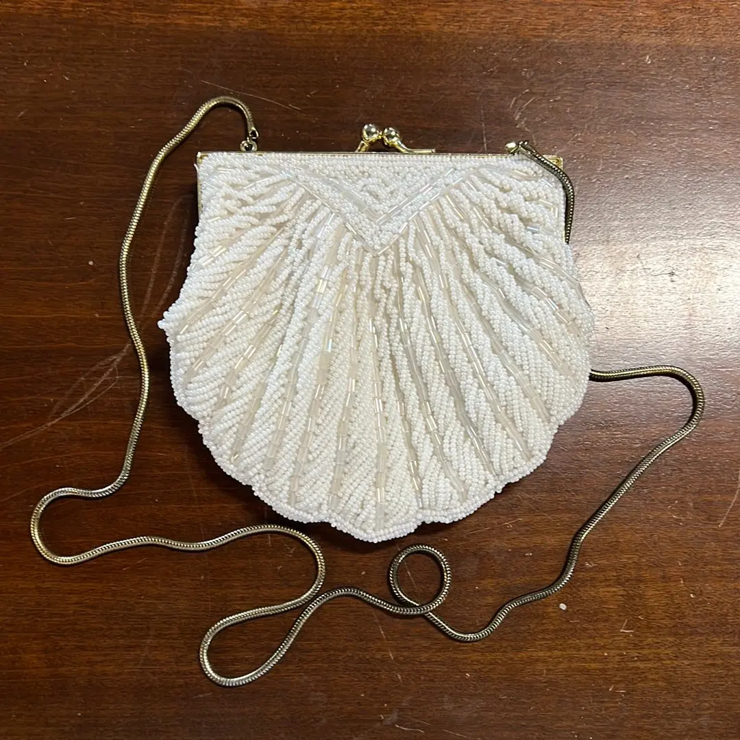 Small White Beaded Shell Shaped Purse 1