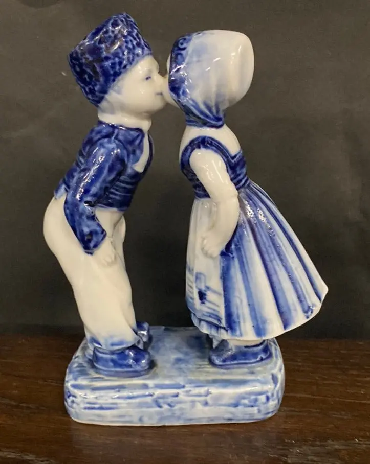 Delft Boy And Girl Kissing Figurine 1