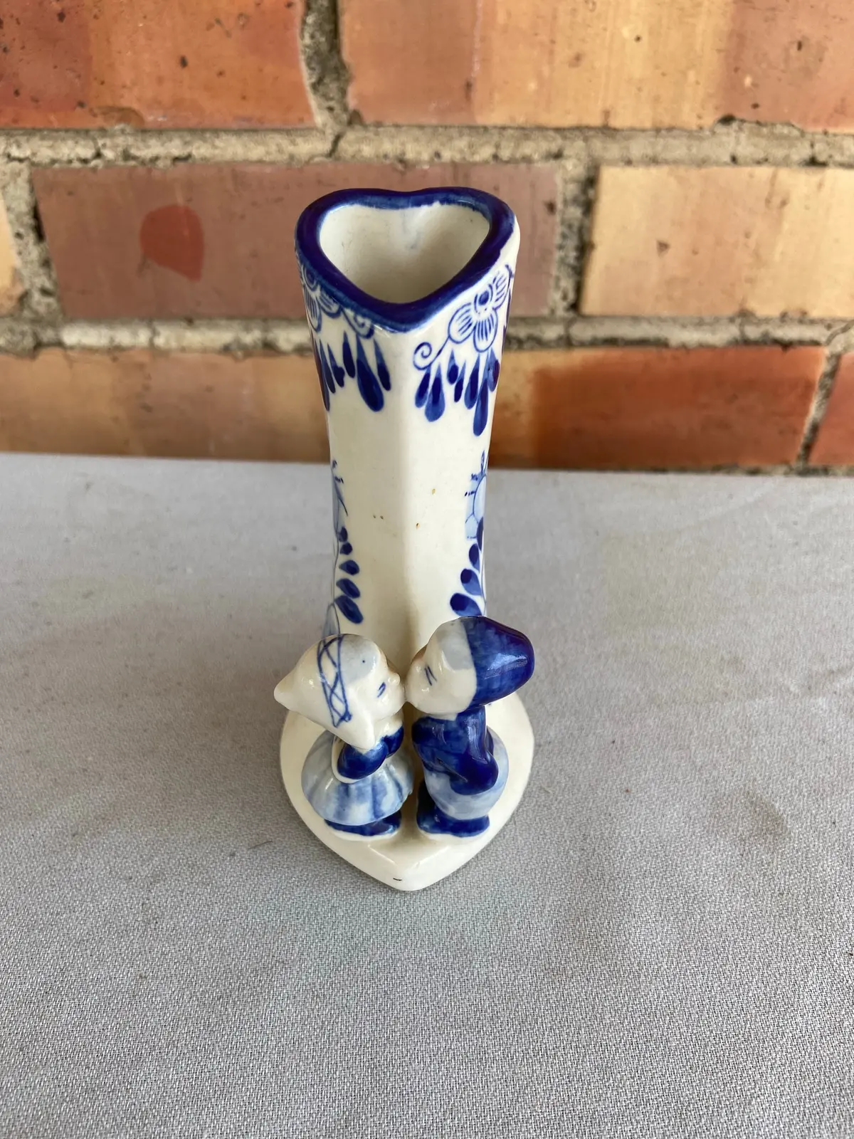 Small Delft Heart Vase With 2 Kids Kissing 1