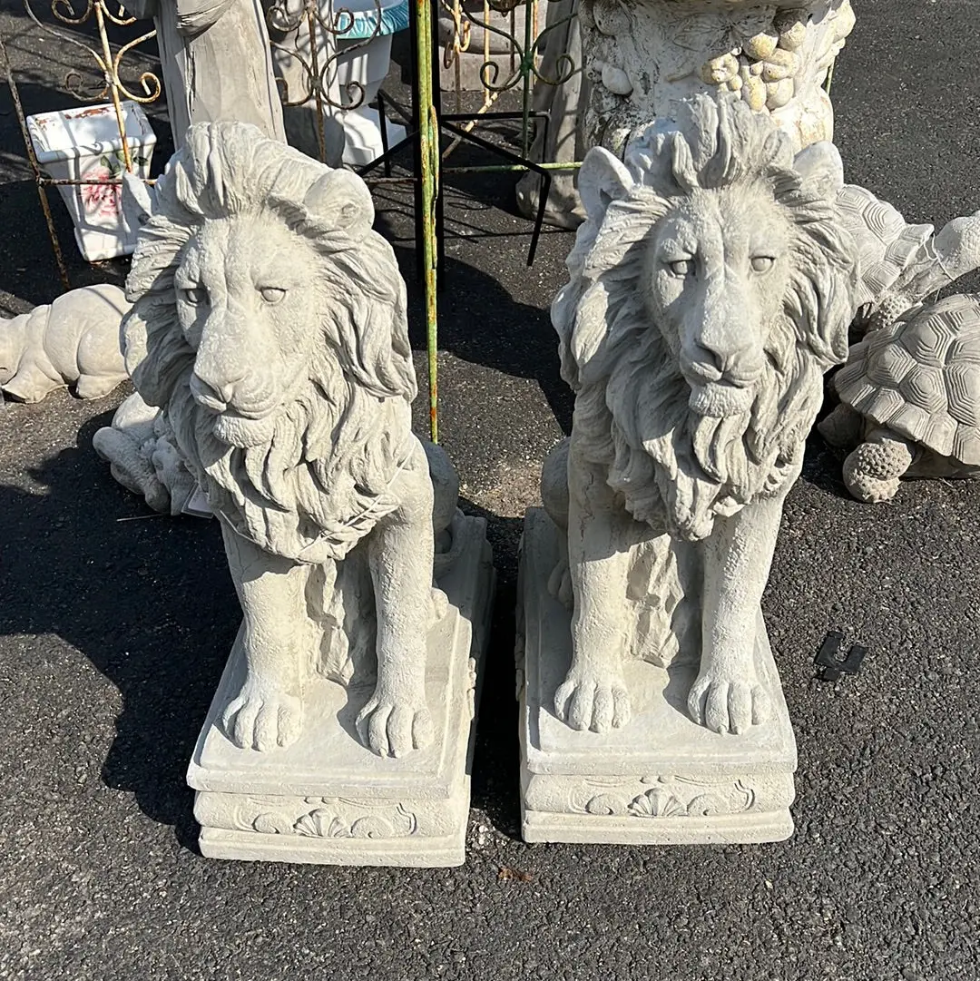 Pair Of Medium Concrete Lions 1