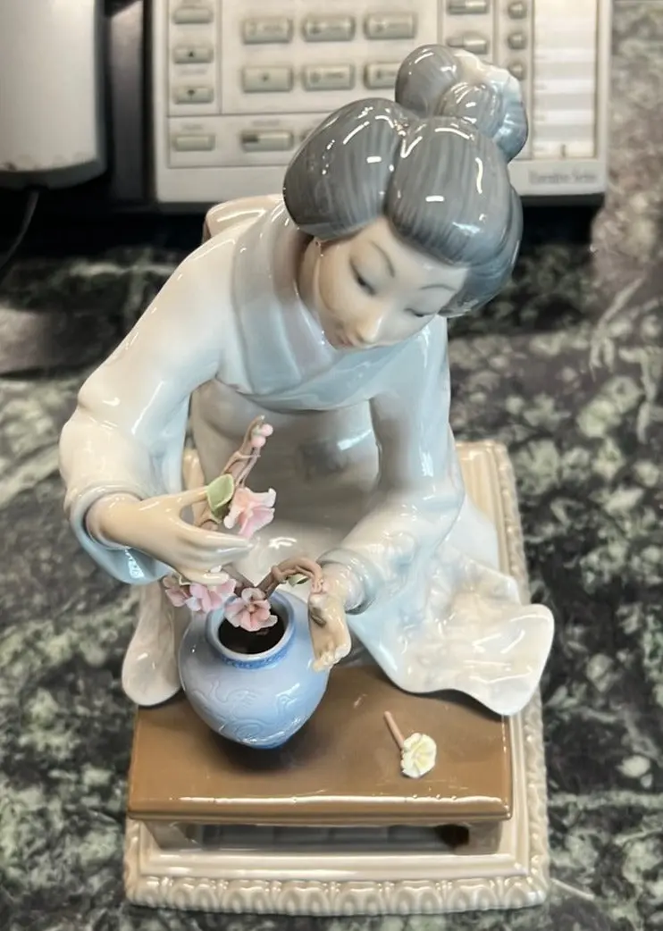 Lladro Figure Of Japanese Geisha With Flowers - As Found 1