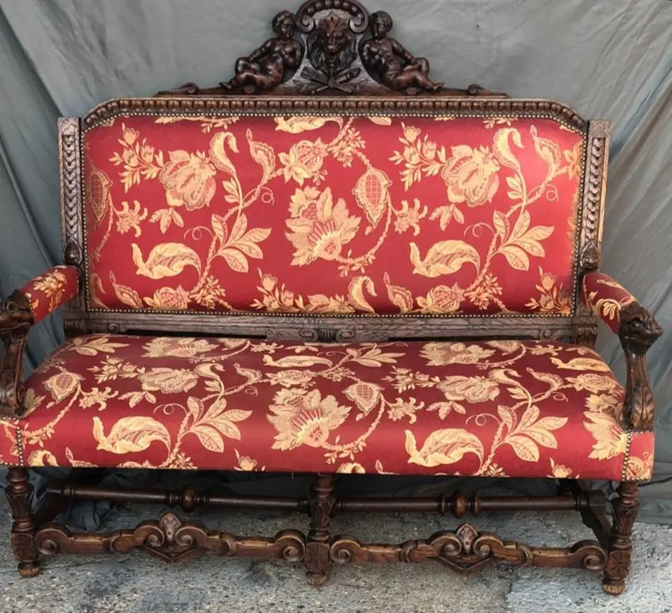 Large Carved Settee With Lions And Putti 1