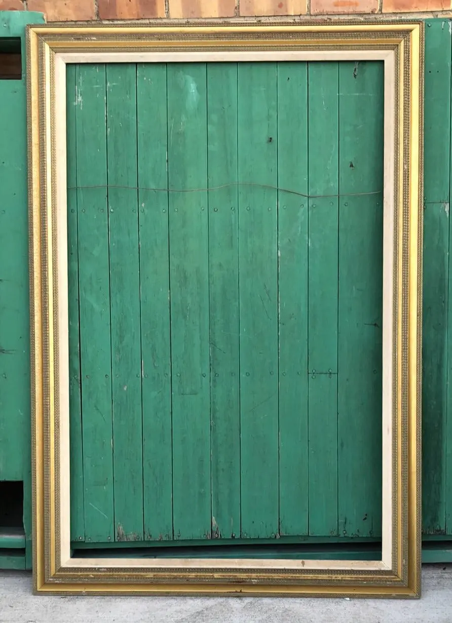 Large Gold Frame With Linen Filet 1