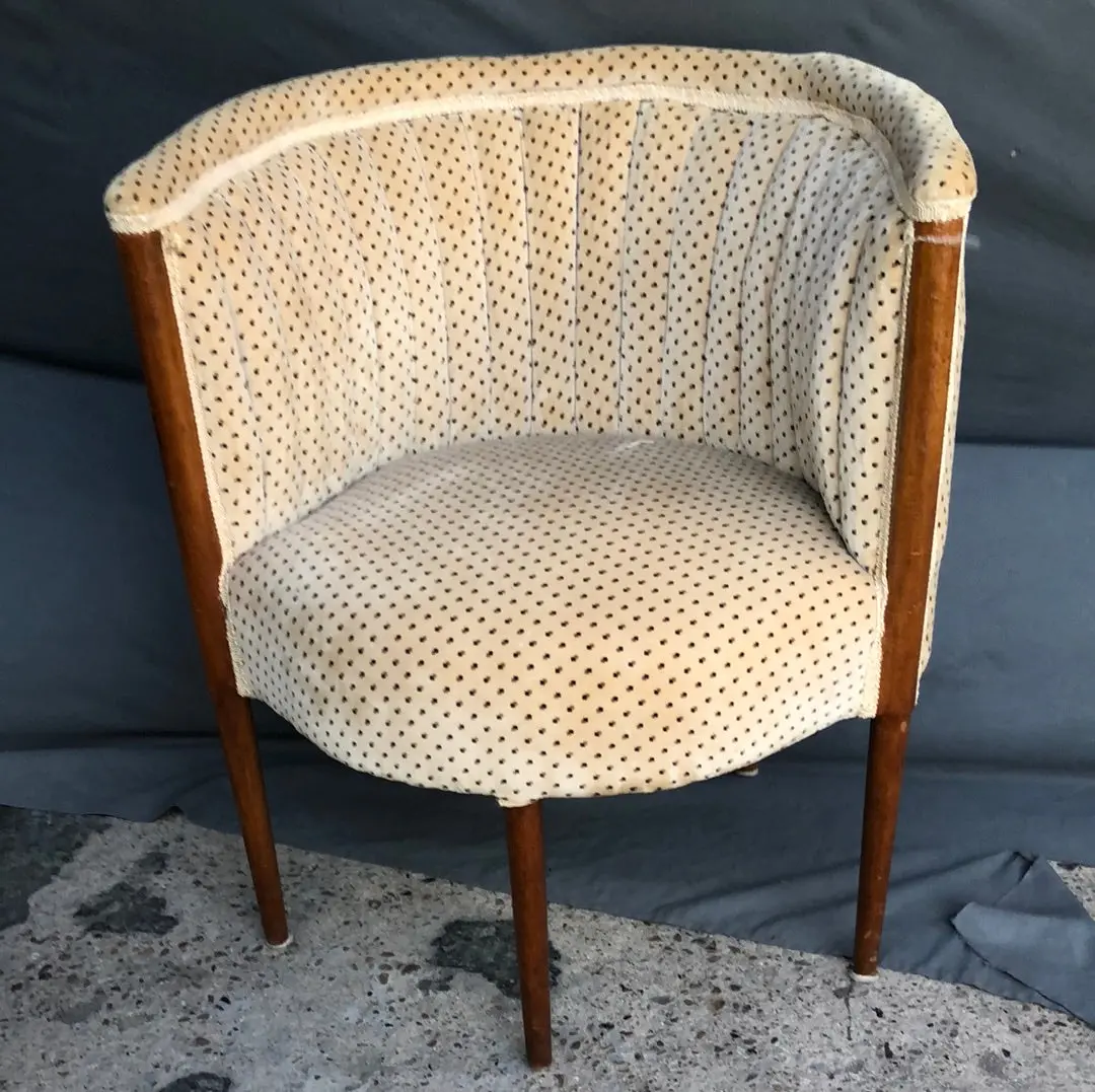 Tapered Leg Barrel Back Chair 1