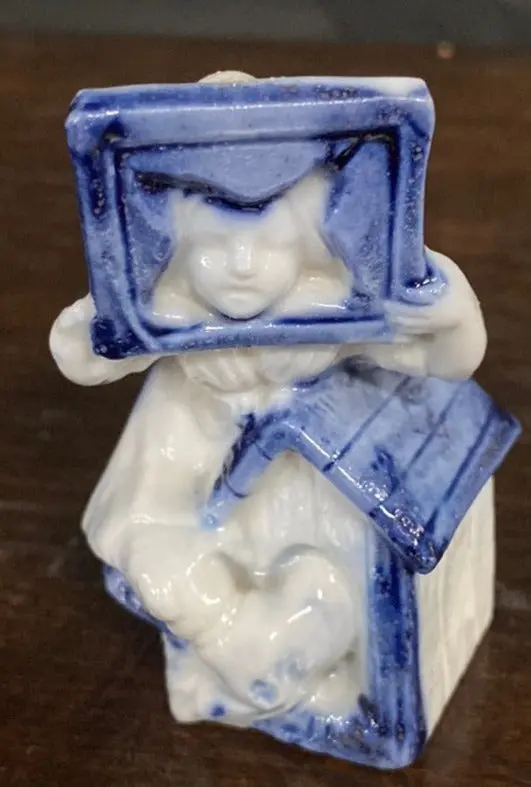 Delft Girl With Head In Frame Figurine 1