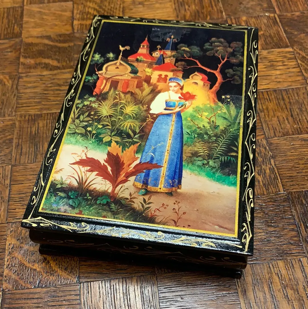 Small Lidded Box With Girl On Lid 1