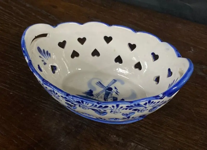 Small Delft Lattice Work Basket With Windmill 1