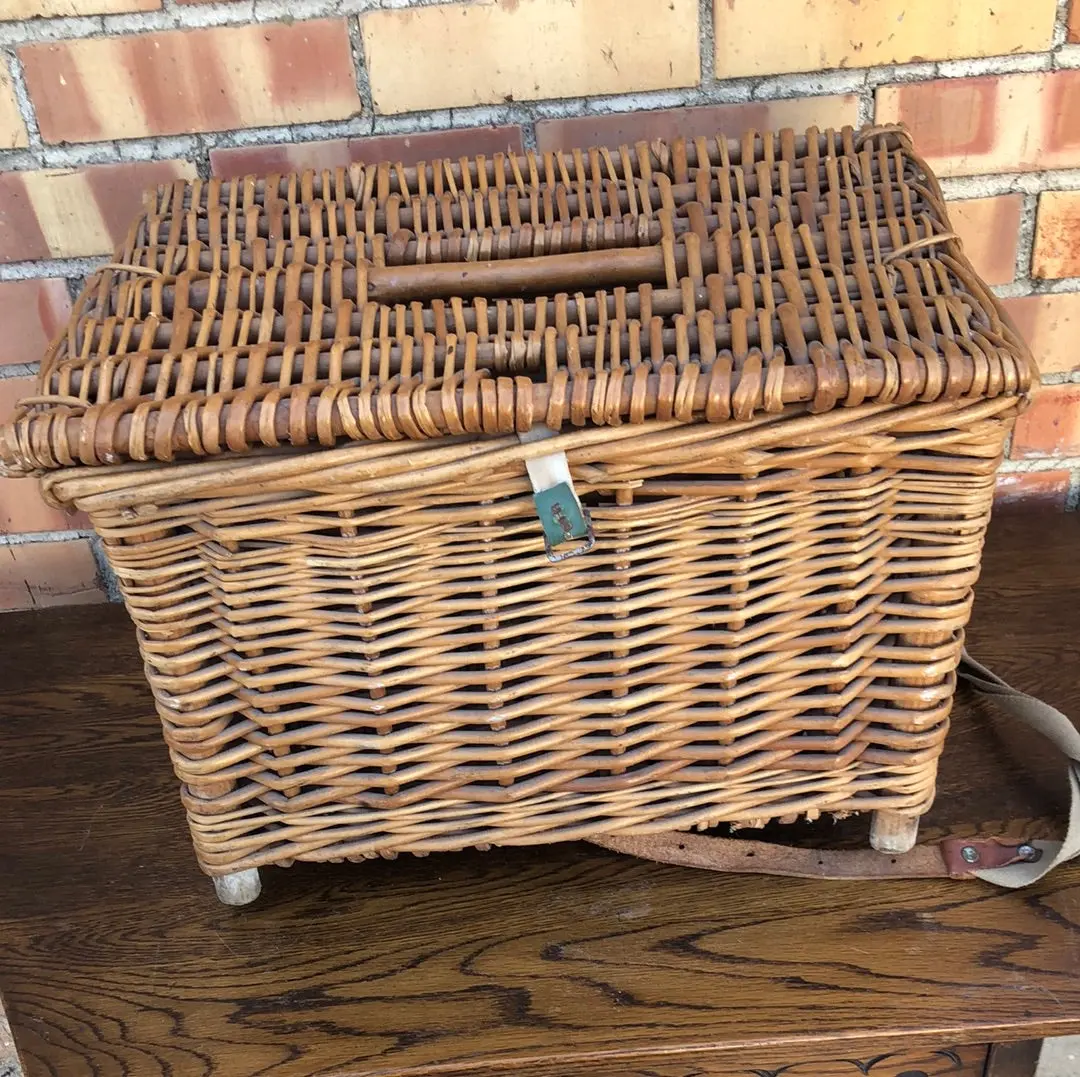 Medium Rectangular Wicker Basket With Lid And Handle 1