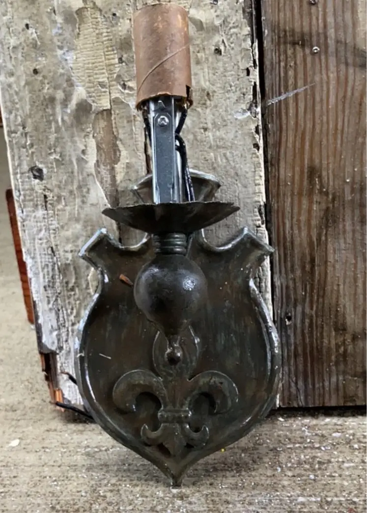 Single-Arm Iron Fleur De Lis Sconce 1