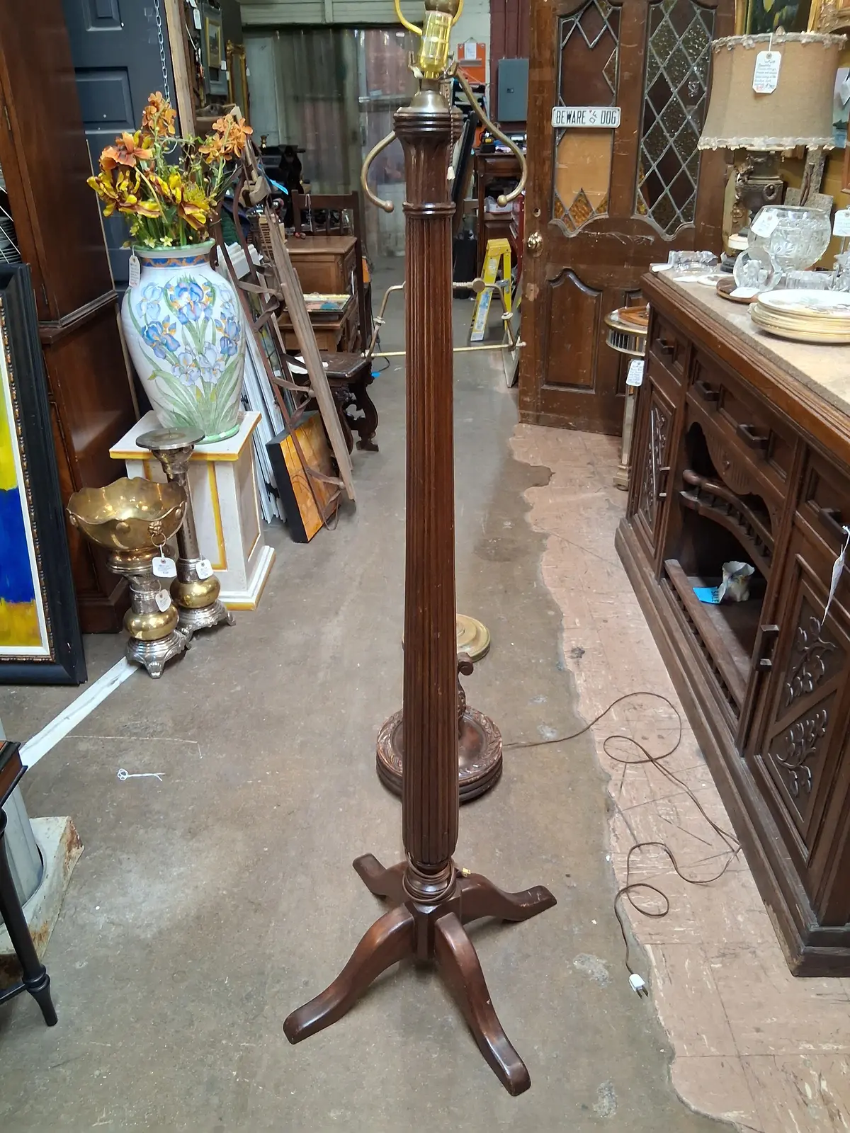 Fluted Floor Lamp Base With Legs 1