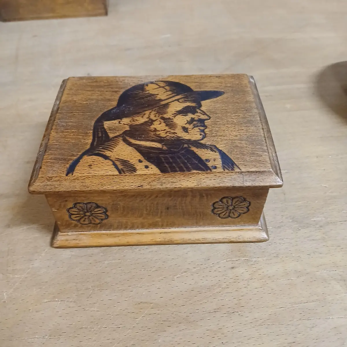 Small Hinged Lid Box With Pyroart Man 1