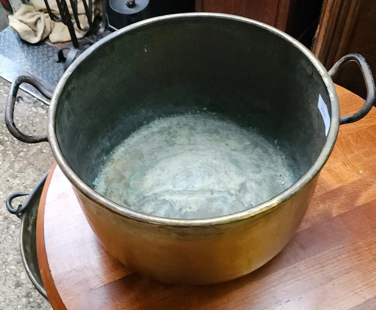 Medium Brass Pot With Handles 1
