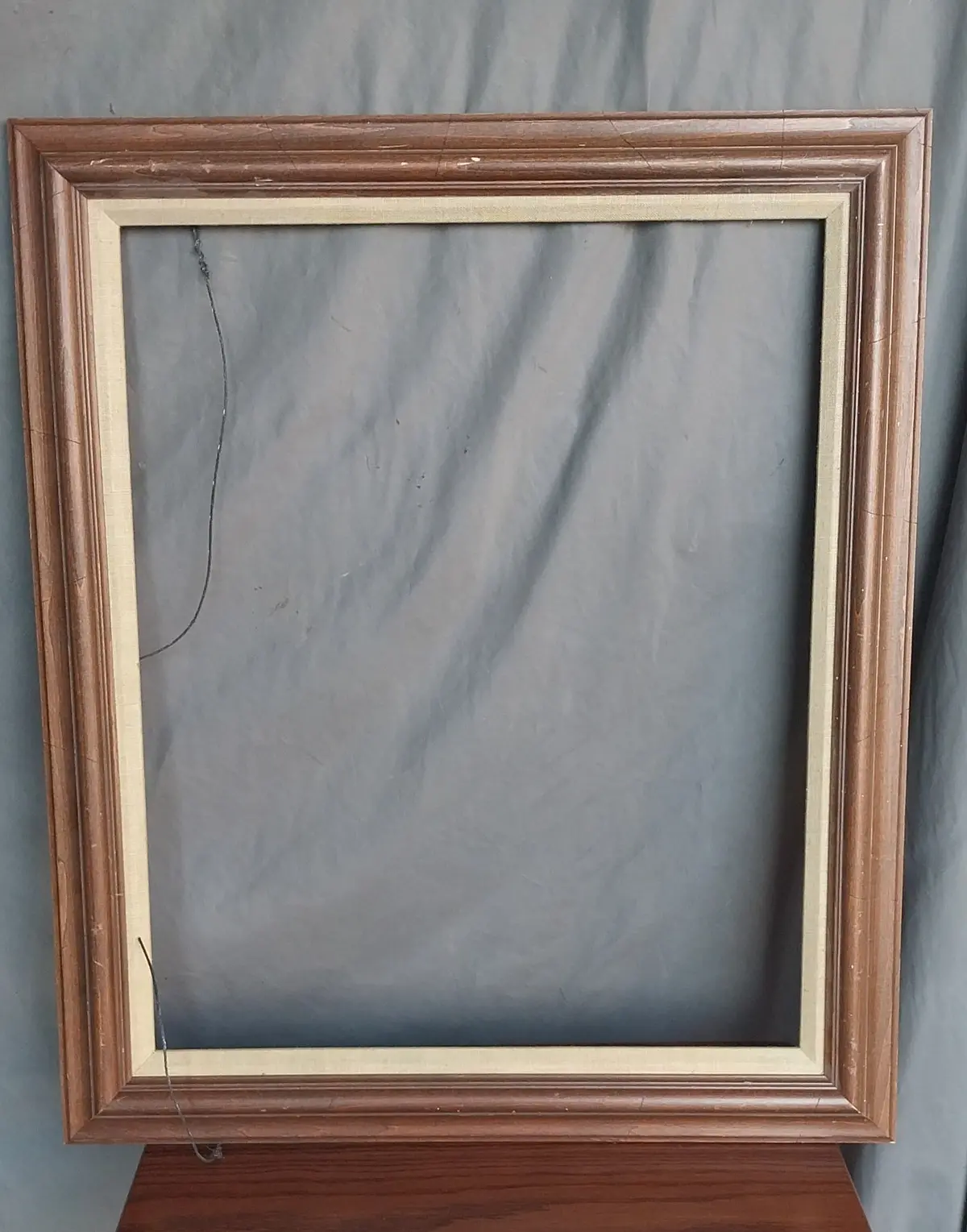 Medium Wood Frame With Linen Filet 1