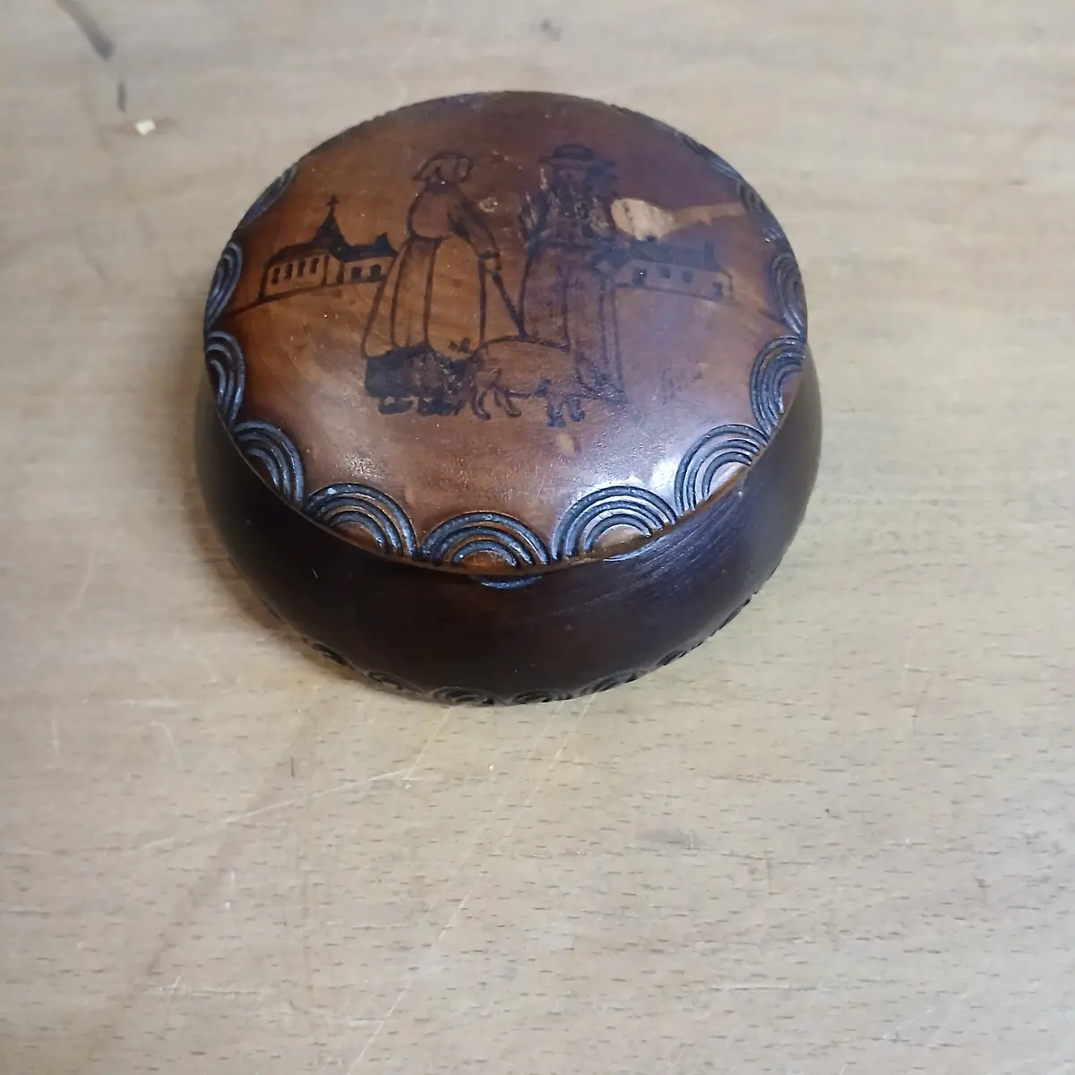 Small Round Pyroart Box With People 1