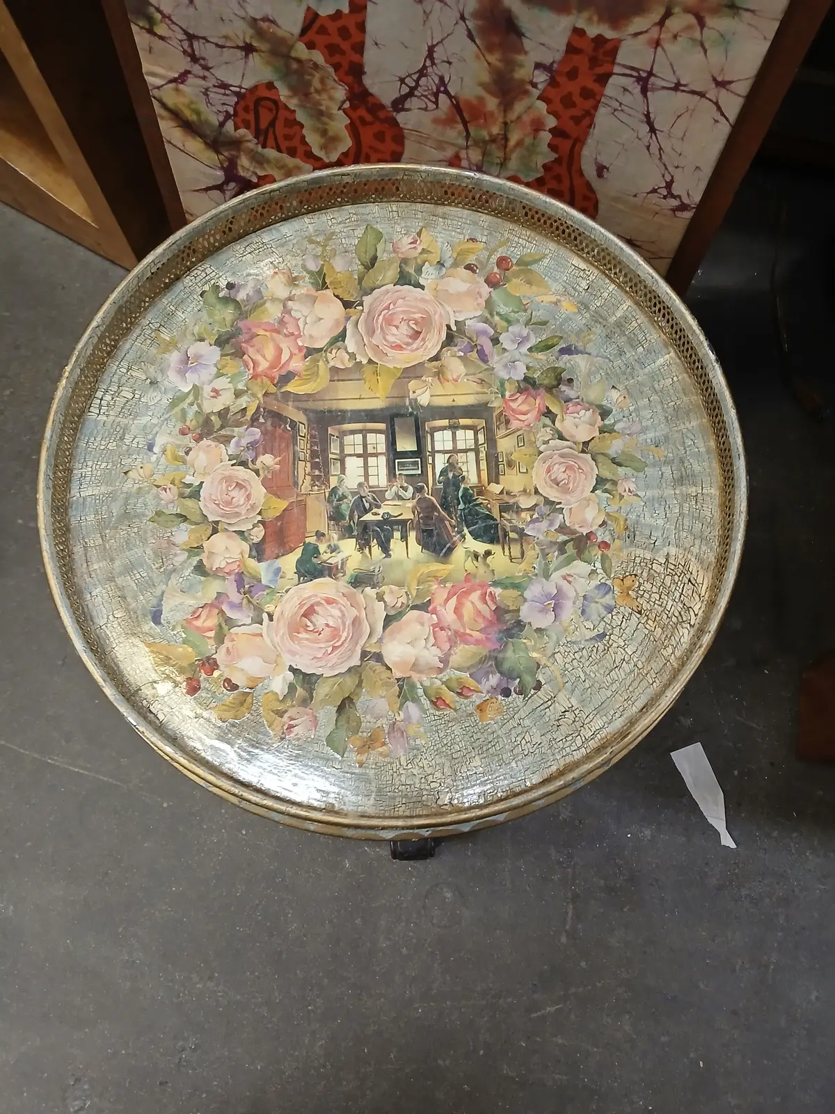 Round Decoupage Roses Tray With Gallery 1