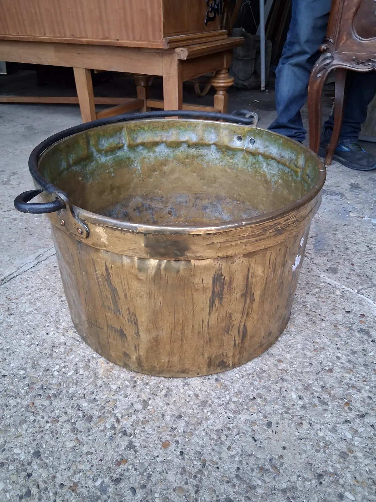 Large Brass Pot With Iron Handle 1