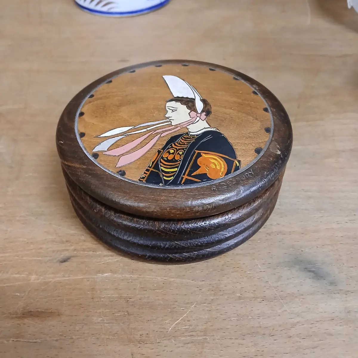 Round Ribbed Box With Lid With Painted Lady 1