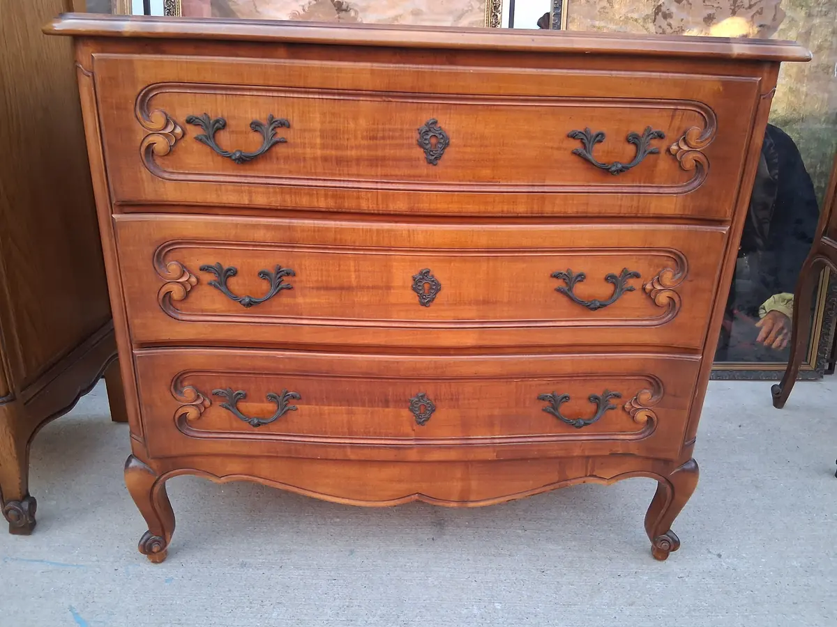 Louis Xv Cherry Commode 1
