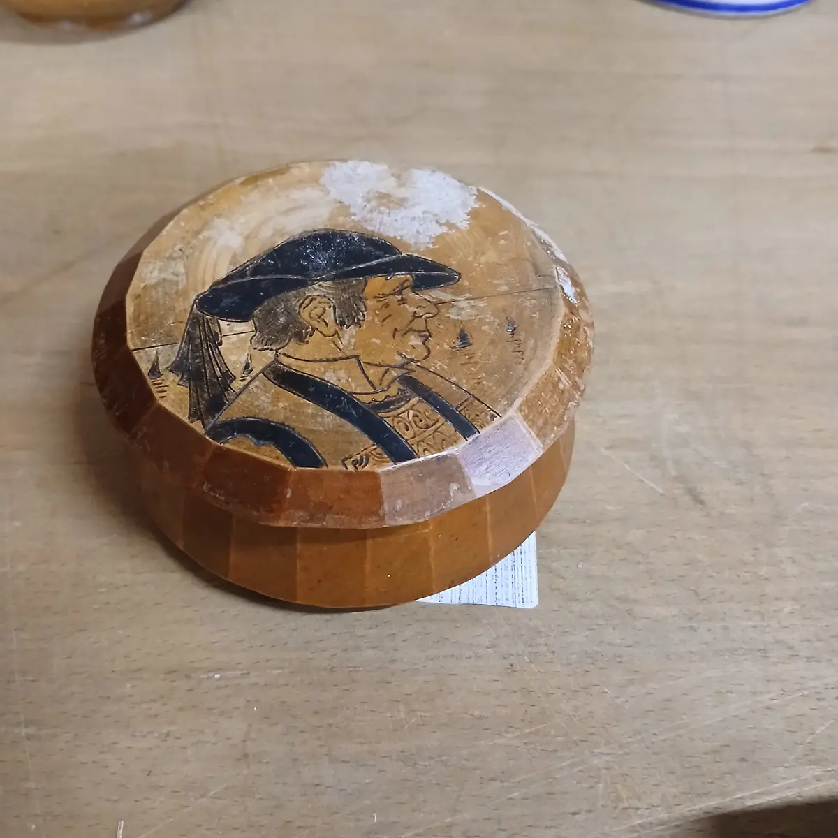 Round Pyroart Box With Man 1