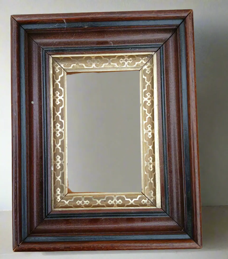 Small Walnut Frame With Gilt Liner 1