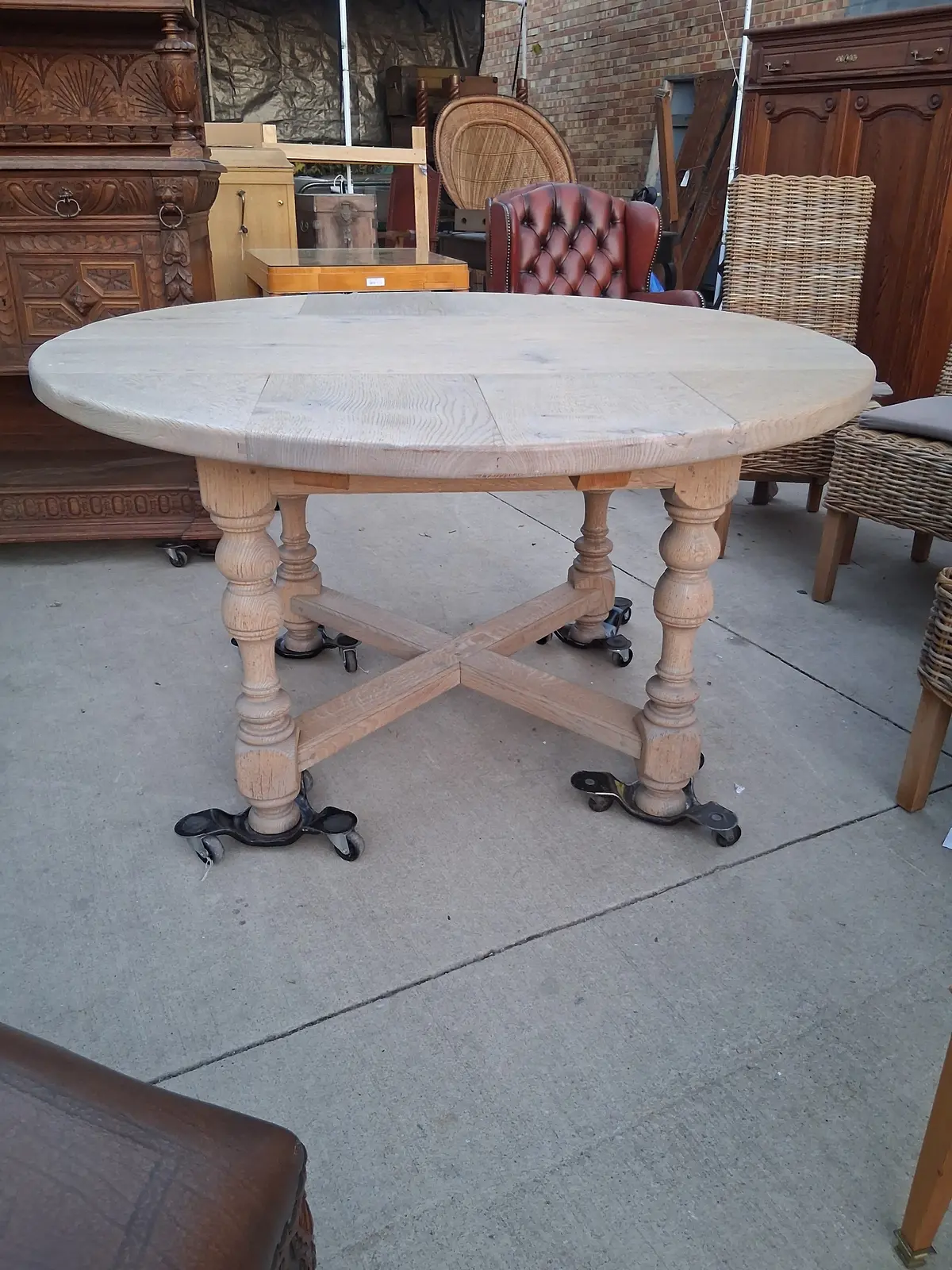 Pegged Round Rustic Oak Table With 2 Leaves 1